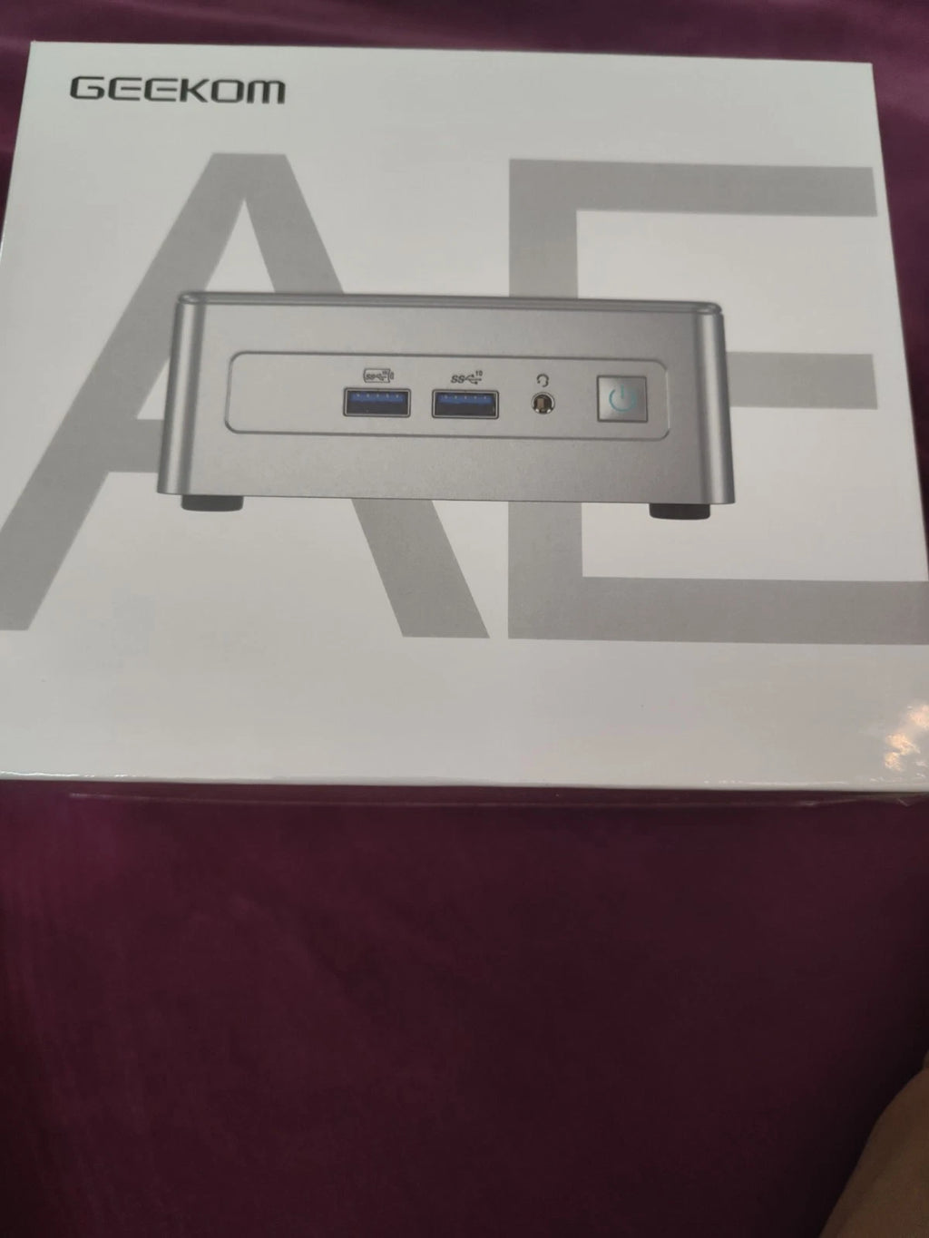 GEEKOM AE7 Mini PC – Ryzen 9 7940HS, 32GB RAM, 1TB SSD, Windows 11 Pro